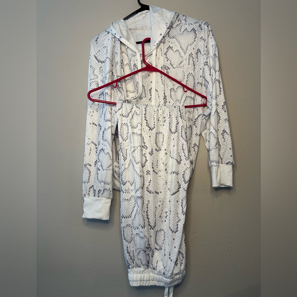 Ladies hoodie and pant set Sz med